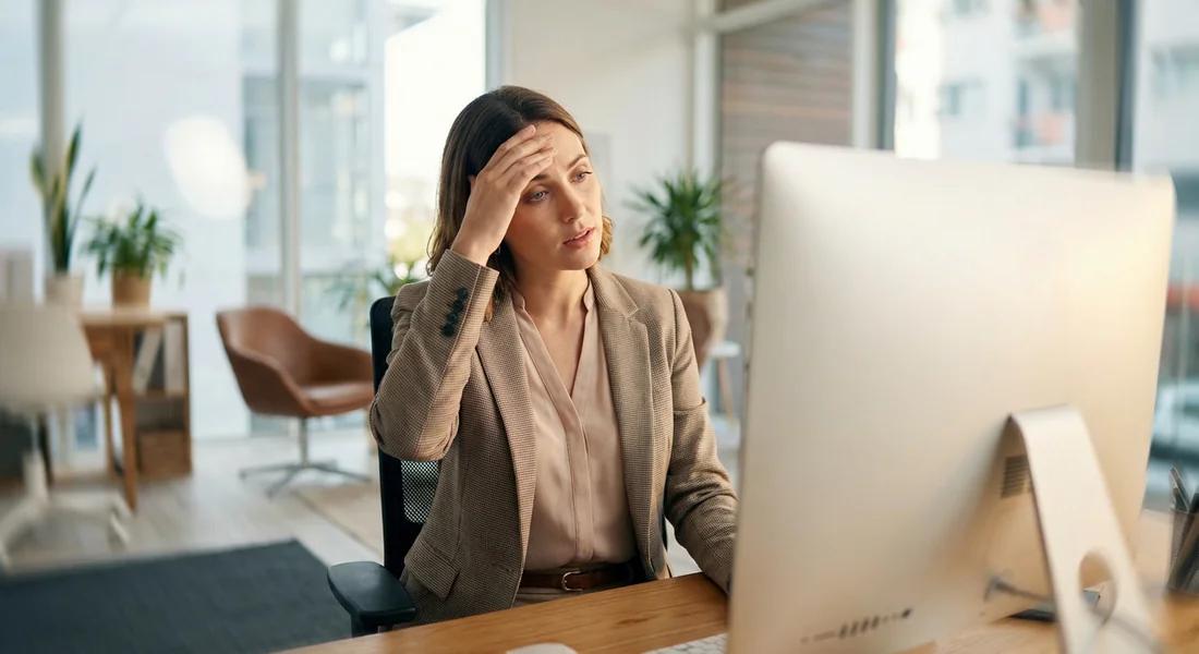Femme ressentant des vertiges devant son écran avec ses nouvelles lunettes.